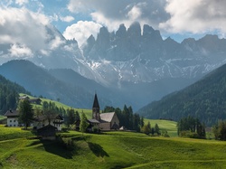 Dolomity, Lasy, Wieś Santa Maddalena, Dolina Val di Funes, Drzewa, Kościół, Domy, Góry, Włochy, Chmury
