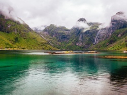 Góry, Lofoty, Okręg Nordland, Wyspa Moskenesøya, Wioska, Mgła, Wieś Sørvågenna, Norwegia, Jezioro