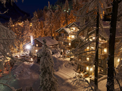 Kanton Valais, CERVO Mountain Boutique Resort, Drzewa, Zermatt, Hotel, Wieczór, Ośnieżone, Zima, Oświetlone, Szwajcaria, Domy