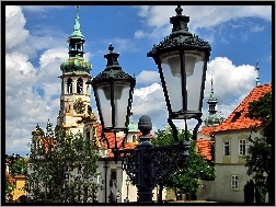Kościół, Drzewa, Chmury, Domy, Praga, Latarnia