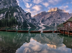 Drewniany, Jezioro, Pragser Wildsee, Domek, Łódki, Lago di Braies, Włochy, Góry Dolomity