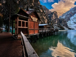 Domy, Pomost, Południowy Tyrol, Dolomity, Jezioro, Góry, Włochy, Lago di Braies, Pragser Wildsee